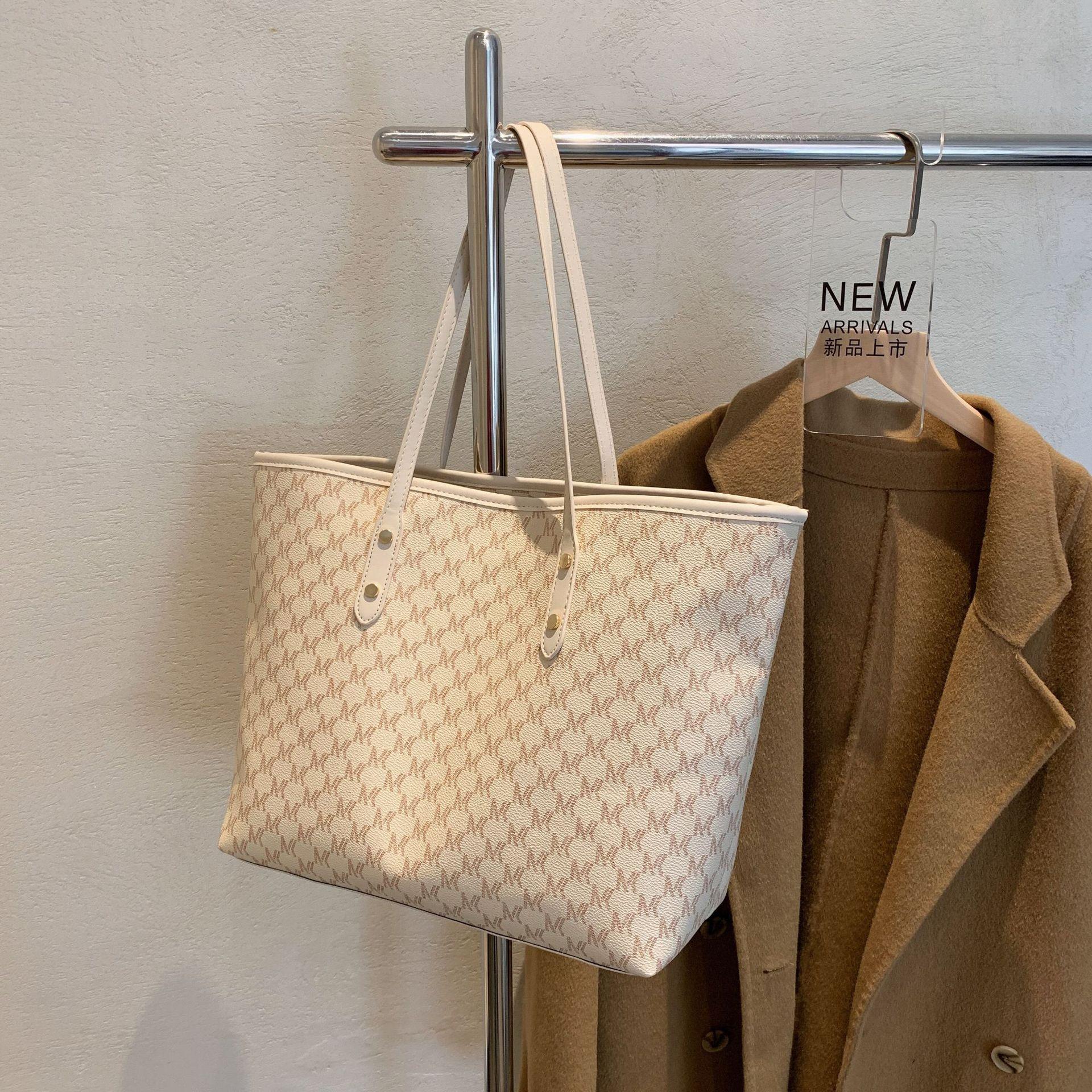 

Simple and fashionable women s bag capacity retro printed handbag casual versatile shoulder armpit bag One size бежевий