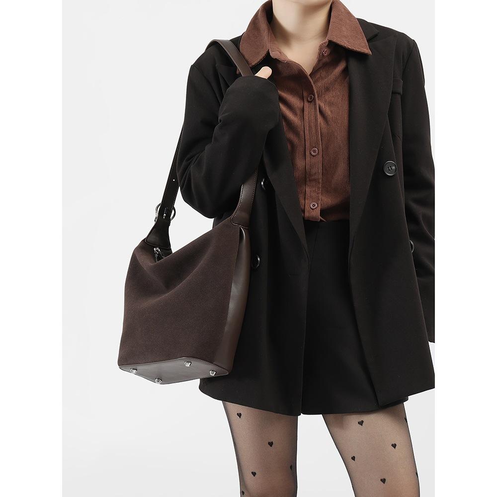 2024 New Original Niche Bucket Tote Bag for Women, Large Capacity, Maillard Style, Autumn/Winter Suede Crossbody Bag