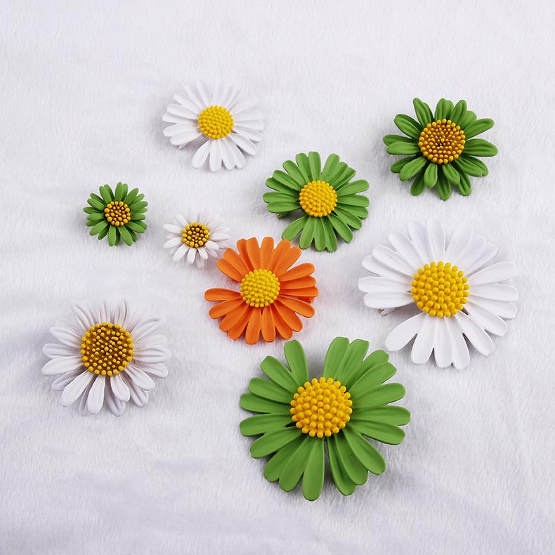 Drip Oil Small Daisy Brooch - Women's Anti-Exposure Corsage Pin Buckle, High-End Clothing Accessory.