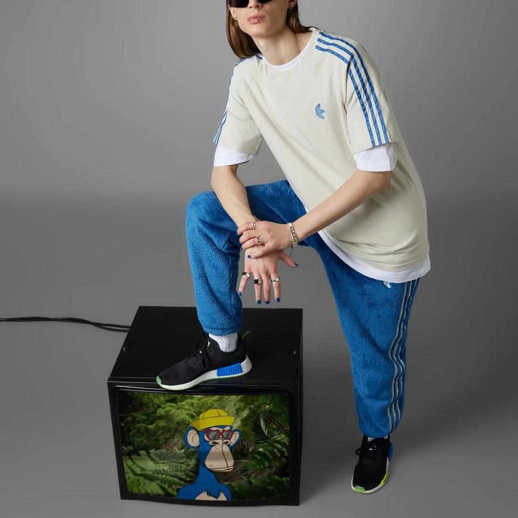 adidas Oryginalna Koszulka Męska z Haftowanym Paskowanym Logo, Okrągłym Dekoltem i Krótkim Rękawem, Top Biały IJ9086