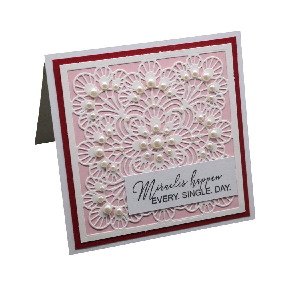 Quadratischer Hintergrund mit blühenden Blumen, silberne Metallschablone, Präge- und Stanzformen für die Herstellung von DIY-Scrapbooking-Papieralben und Karten