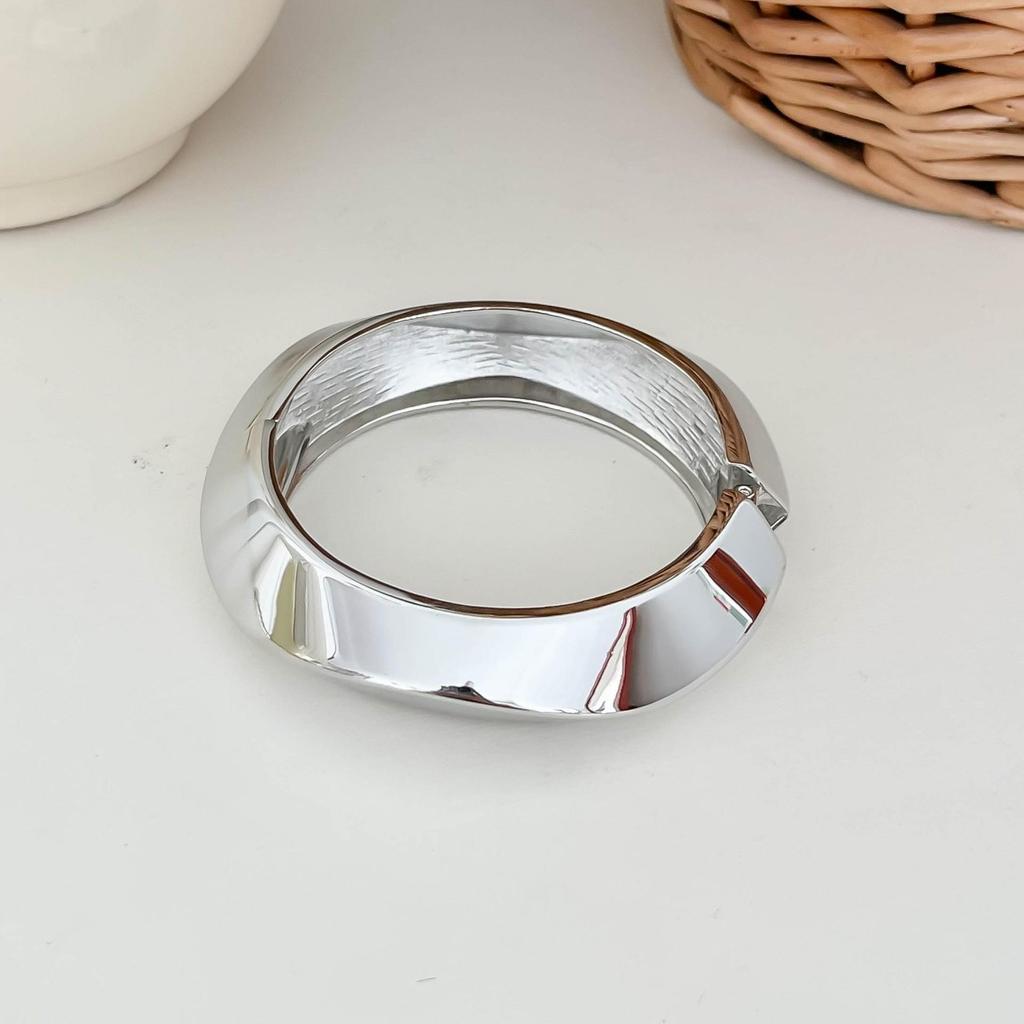 Interlocking Ring Open Bangle - European & American Light Luxury Design for Women