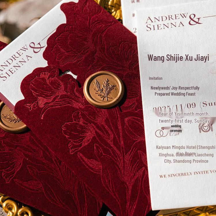 

Елегантне весільне запрошення з бордового оксамиту з восковою печаткою