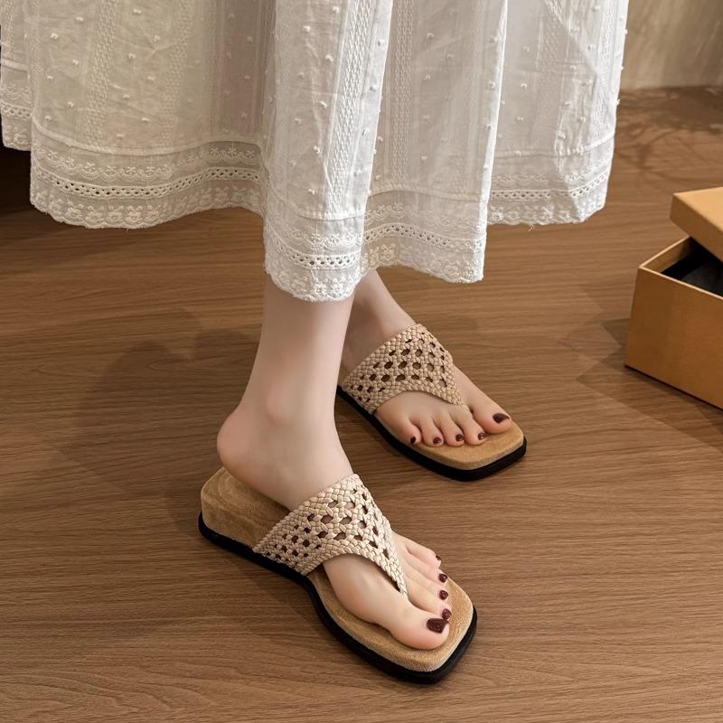 French woven thick-soled flip-flops women's summer wear 2025 new models with skirts Internet celebrities clip toes cool slippers