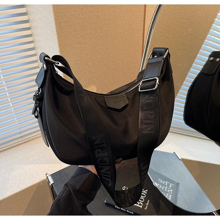 

Трендовая повседневная сумка-пельмень 2025 зима новая мода универсальная сумка через плечо рабочая женская сумка чёрный