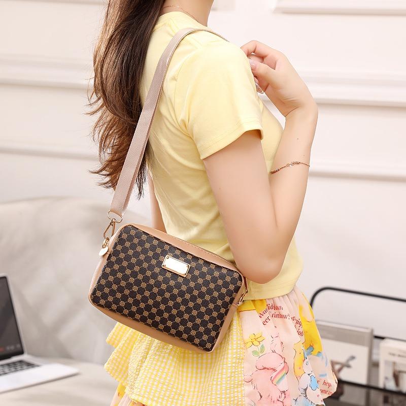 Simple small bag, new fashion women's bag, shoulder messenger bag, trendy polka dot printed small square bag.