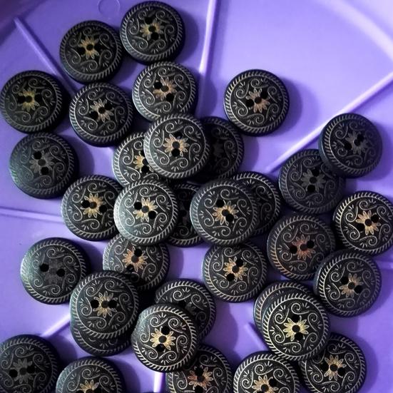 50 Adet 18mm Yuvarlak Ahşap Iki Delik Düğmeler Çiçek Oyma Zanaat Dikiş Aksesuarları