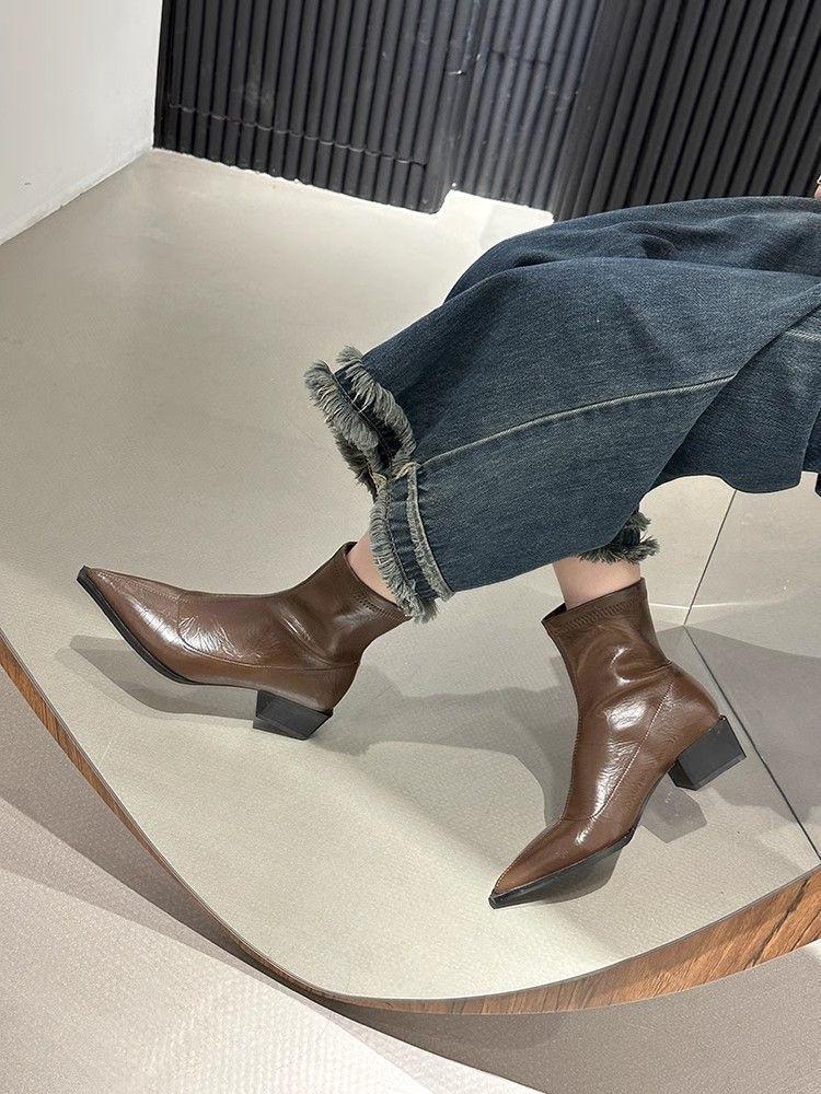 Dammode Franska Ankelstövlar med Tjock Klack 2025: Spetsig tå, Stretch, Mellanhög klack, Smickrande, Trendig design med kort skaft.