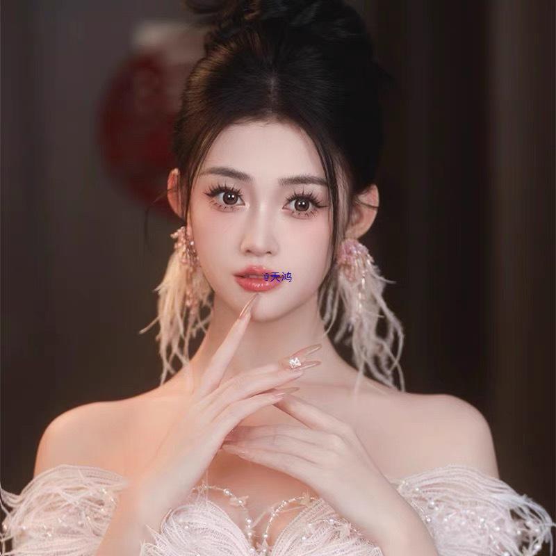 Elegantní náušnice s křišťálovými peříčky: Výrazný svatební a módní doplněk