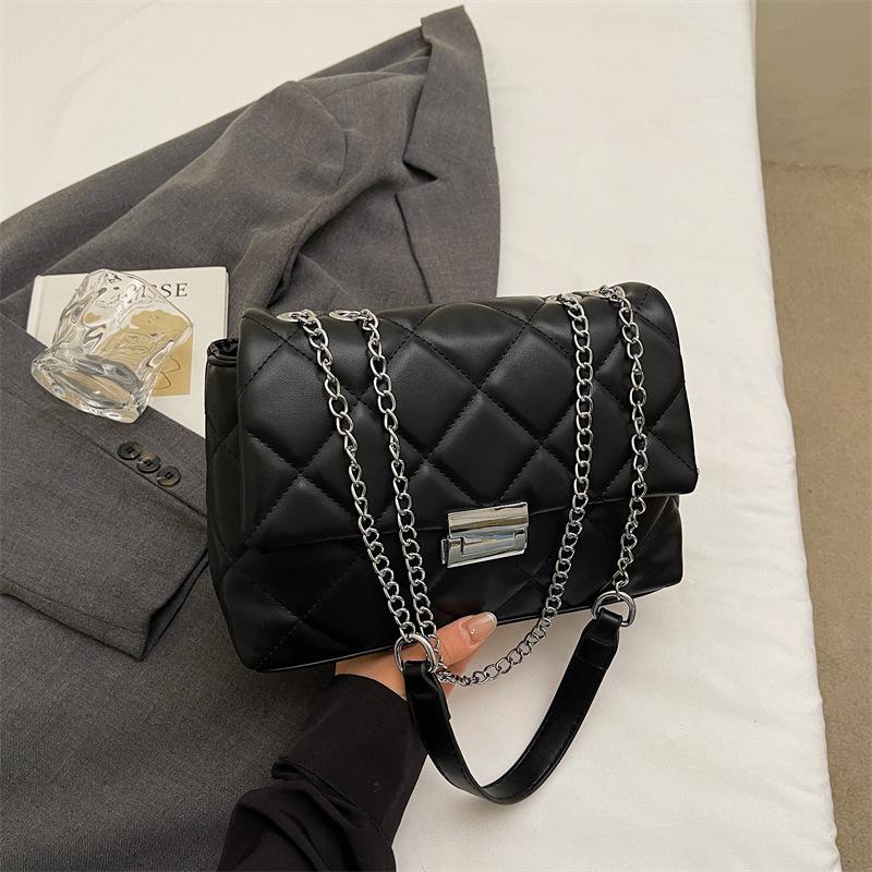 Schlichtes und modisches Temperament, kleine Damentaschen für Pendlerinnen, Damenschlösser, personalisierte neue kleine quadratische Tasche für den Herbst, Trend