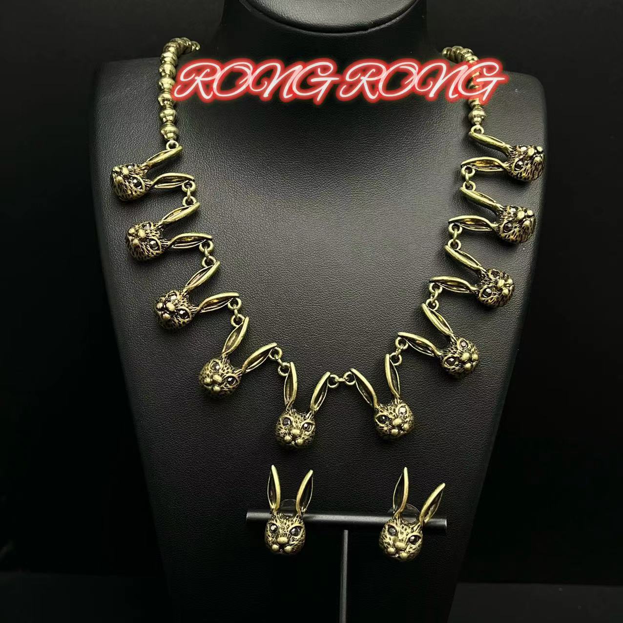 Европейские и американские сплавы тяжелой промышленности делают преувеличенные нишевые серьги-гвоздики в виде головы кролика, ожерелье, набор средневековых украшений с животными