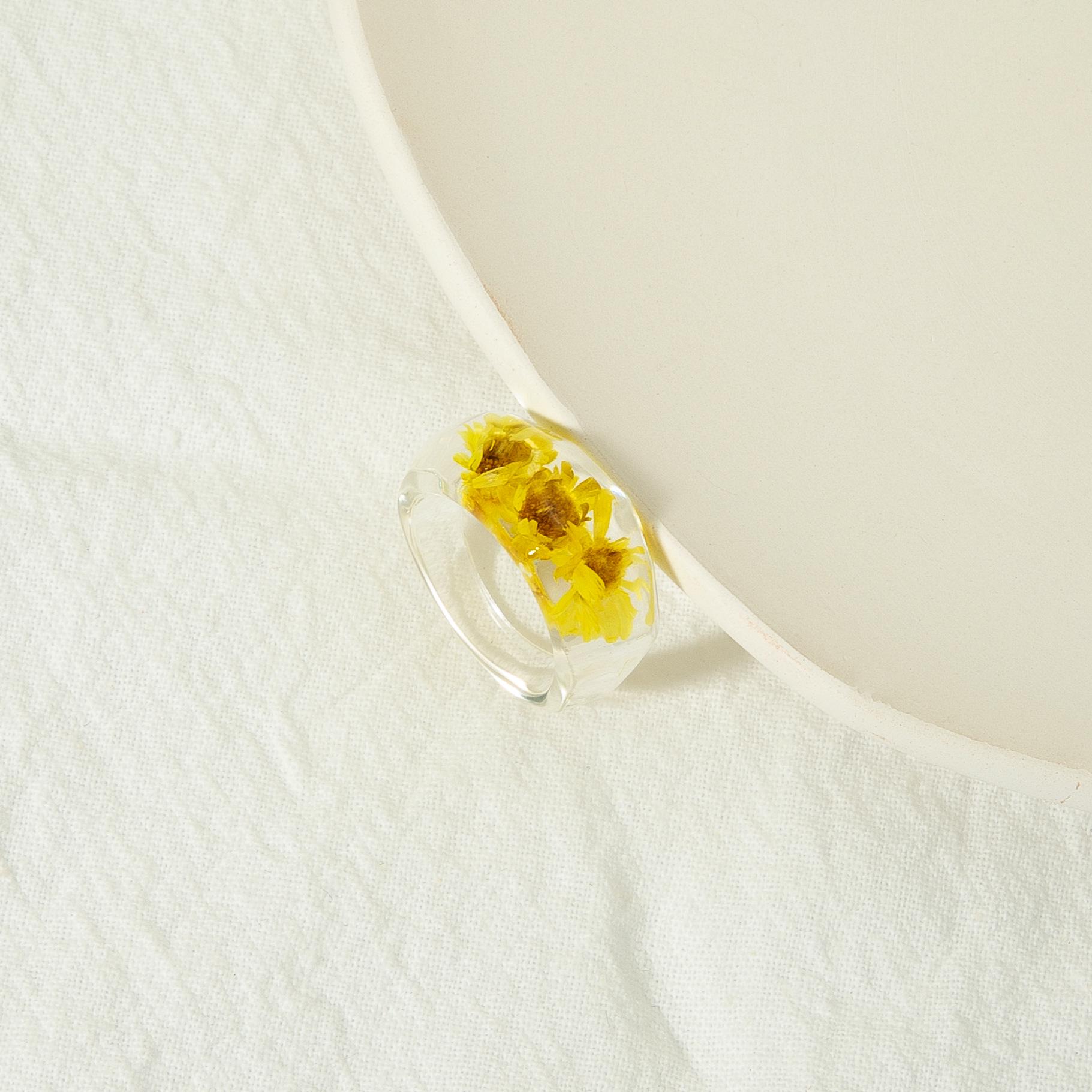 

Винтажное кольцо из смолы с засушенными цветками японской розы и маргаритки One Size жёлтый