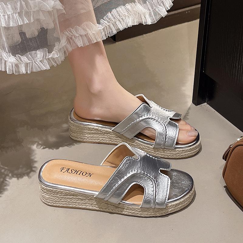 

Woven thick-soled slippers for women s outerwear 2025 new models with skirts, foreign-style fashionable silver wedge heels, cool slippers for going 35 серебряный