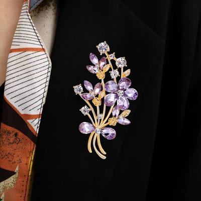 Frauen Elegante Bouquet Form Brosche Glänzende Strass Intarsien Pin Anzug Kragen Schal Schal Abzeichen Kostüm Zubehör