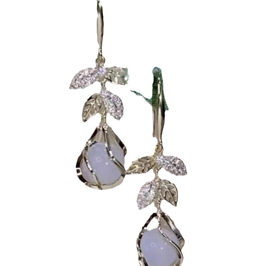 Elegant Autumn/Winter Leaf Cat's Eye Stone Earrings – Light Luxury, High-End Ear Hooks with Unique Design