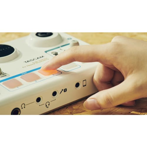 TASCAM MiNiSTUDIO CREATOR US-42W Podcast, Voice Effects, Sound Effects Playback, YouTube Streaming, Mixer, Gaming, Game Commentary, Karaoke