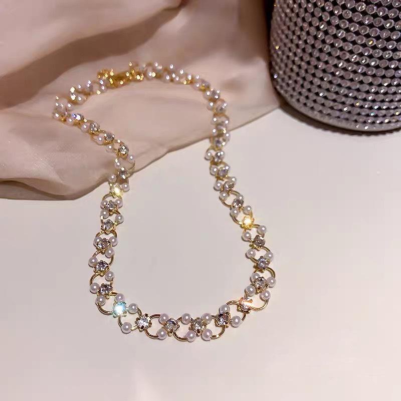 2023 Women's Niche Imitation Pearl Choker with Clavicle Chain Design