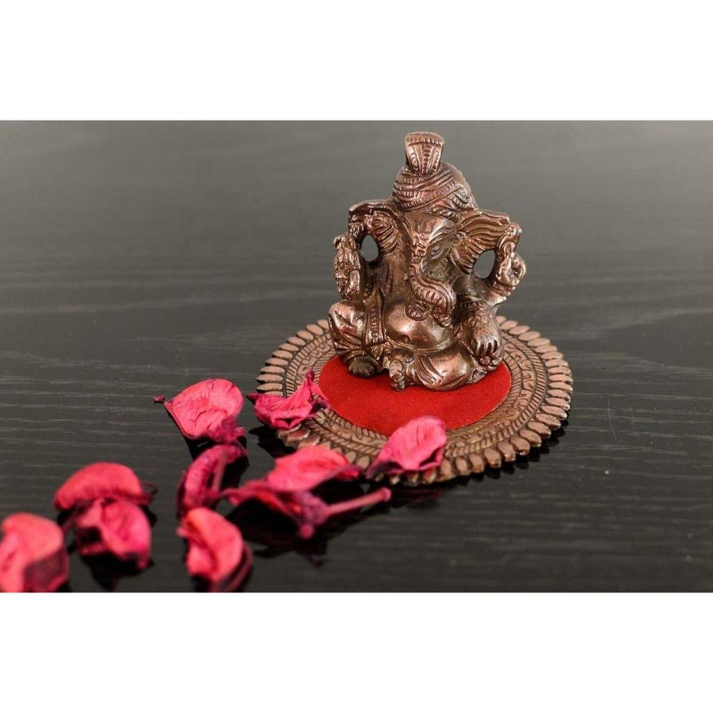 Metallischer Pagdi Lord Ganesha auf runder Basis