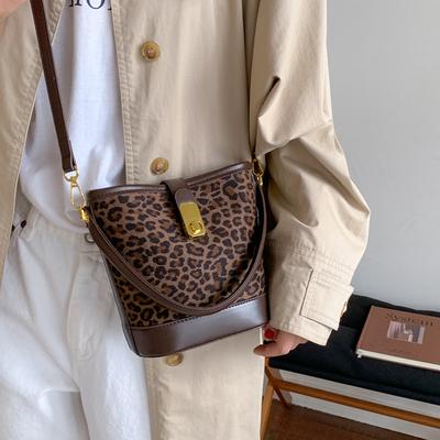 Niche Design Leopard Print Bucket Bag Women's 2025 New Retro Fashion Portable Commuter Bag Fashion Shoulder Messenger Bag