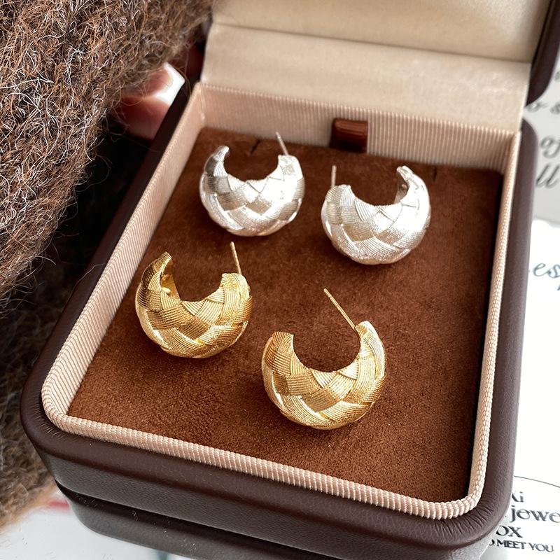 Cross-textured C-shaped stud earrings, cold wind, personalized fashion, commuting, versatile earrings, earrings for women