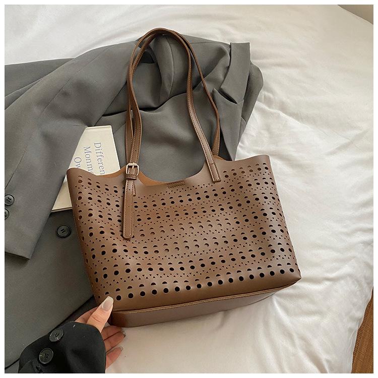 Large-capacity carved hollow tote bag women's bag 2025 new fashion texture shoulder bag women's commuter armpit bag