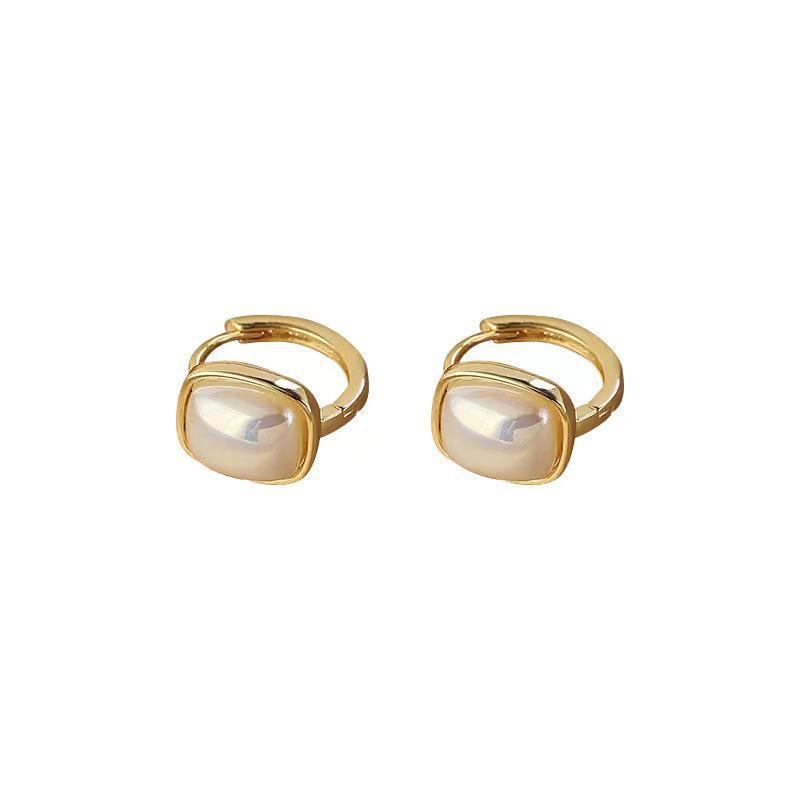 Elegant French Pearl Earrings: Retro High-End Design for Women, Versatile and Lightweight Luxury, Simple and Niche Fashion.