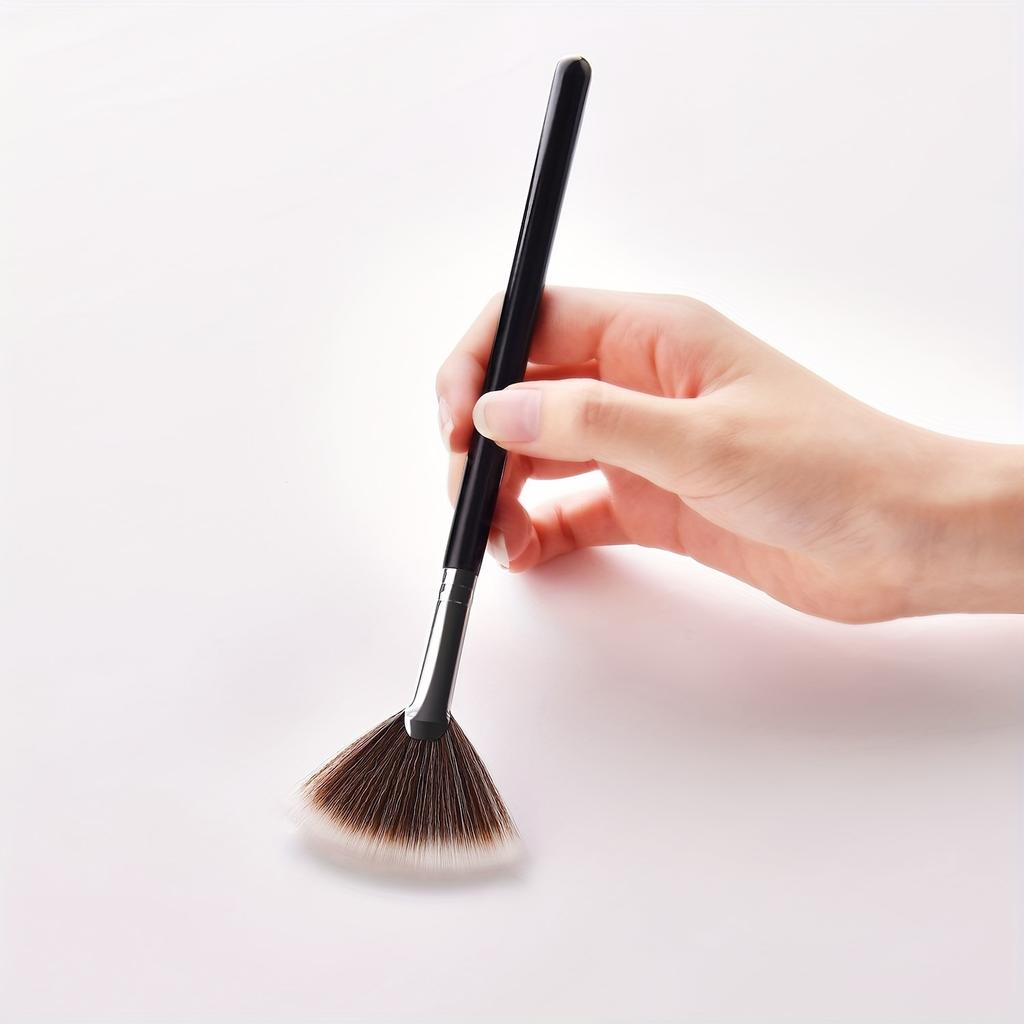 1pc Professional Fan Shaped Makeup Brush for Perfect Blending and Highlighting