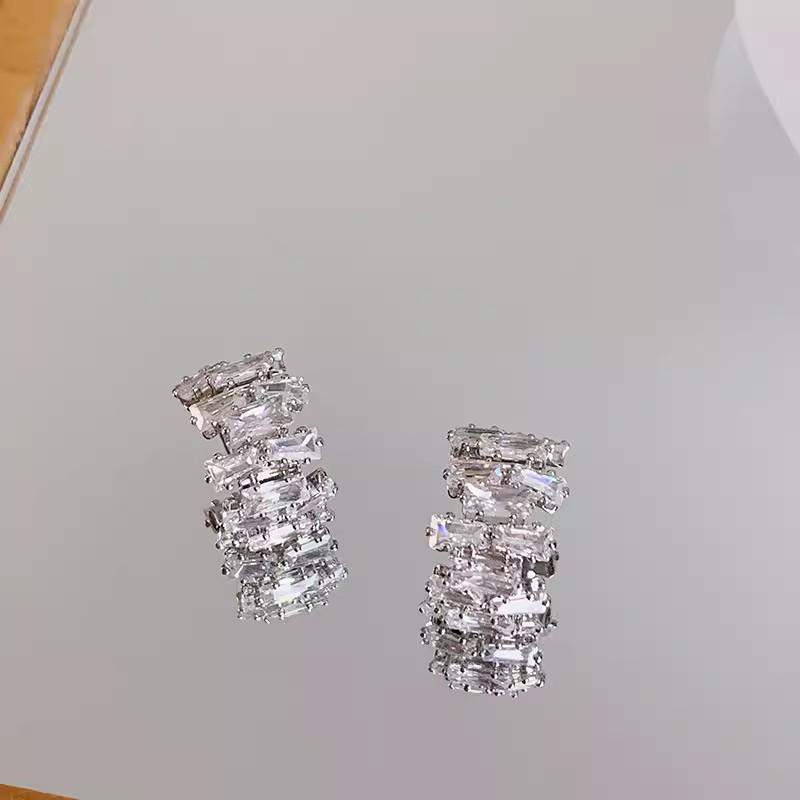 

Серьги-кольца из серебра 925 пробы, изогнутые, неправильной формы, с цирконами - Женская трендовая и универсальная мода высокого класса