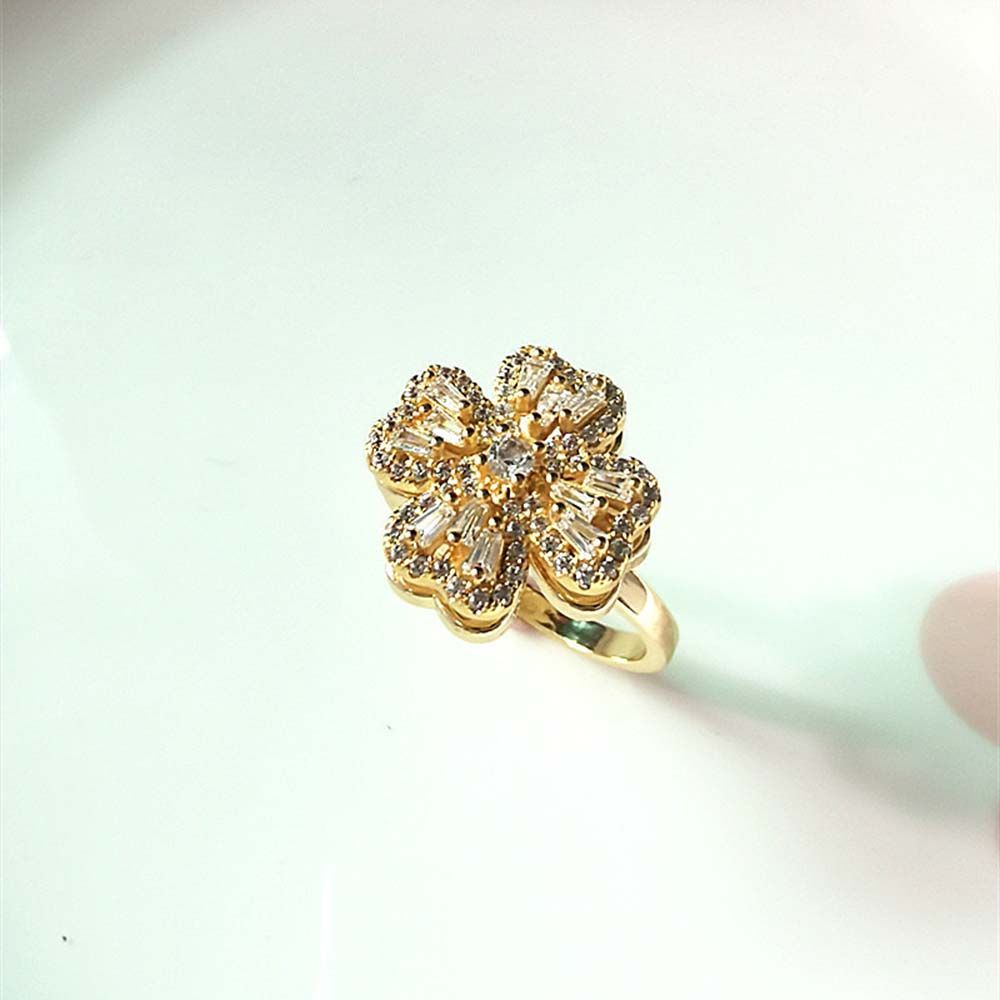 Luxury Rhinestone Four-leaf Clover Rings Women Finger Rings Korean Style Spinning Zircon Rings