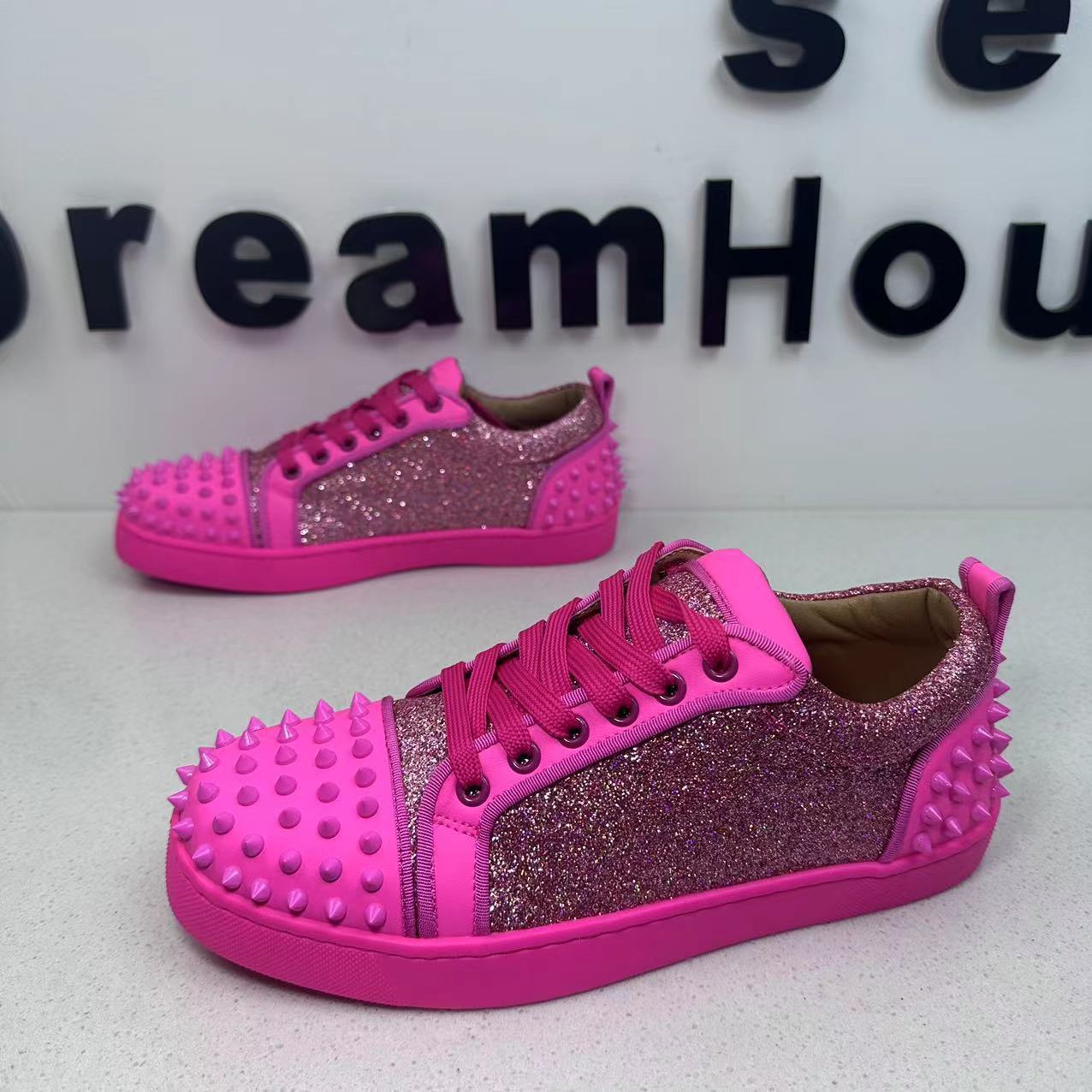 

Новые модные низкие туфли с заклепками