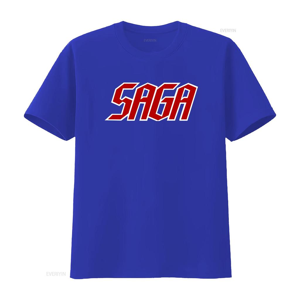 Saga Band Logo Schwarzes T-Shirt Alle Größen Verfügbar Kräftiges Rot-Weißes Design für Musikfans Bequemes Baumwollgewebe Perfekt
