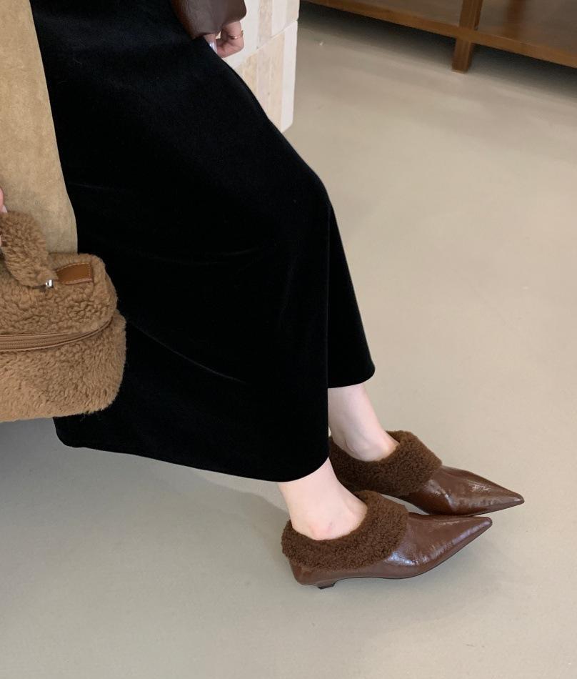 

2025 autumn and winter versatile fluffy shoes women s retro style one-pedal velvet thermal cotton shoes pointed high-heeled single shoes 39 светло-коричневого