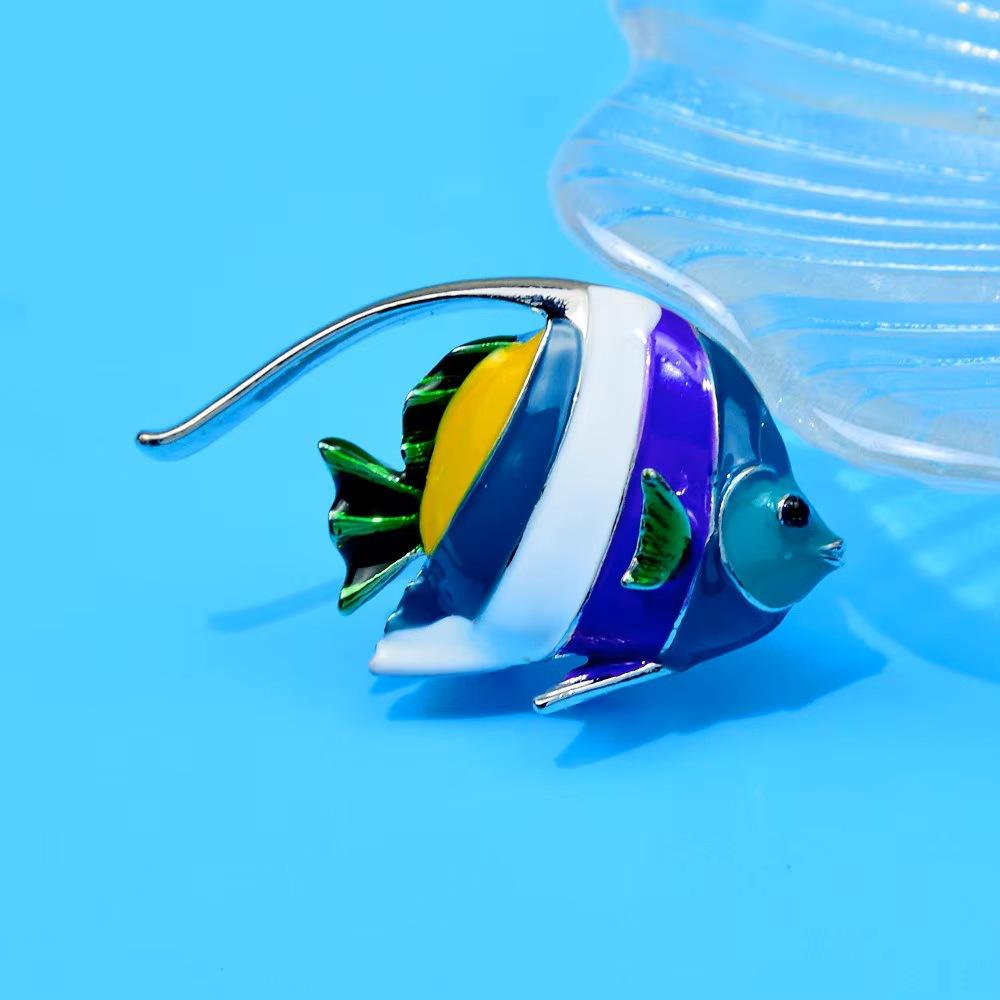 

Эмаль Капающее масло Милая брошь в виде тропической рыбки Модная красочная булавка в виде животного Маленькая рыбка Цветок на грудь синий