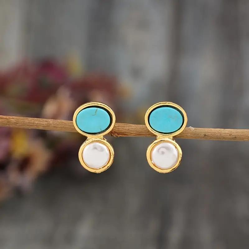 

Вінтажні сережки золотистого кольору з синім каменем та імітацією перлів. Богемні металеві пусети для жінок. Прикраси.