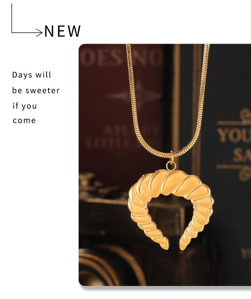 18K Gold-Plated Retro Horn Pendant Necklace with Ribbed Clavicle Chain - Non-Fading, European & American Individual Design.
