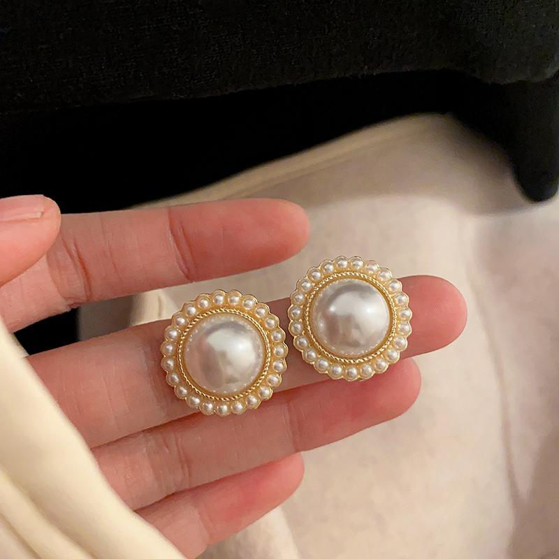 

Delicate Imitation Pearl Stud Earrings For Women New In Geometric Round Earings Party Wedding Light Luxury Jewelry Girls Gift