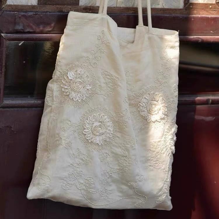 

Three-dimensional embroidery large-capacity tote shoulder bag with suction buckle.