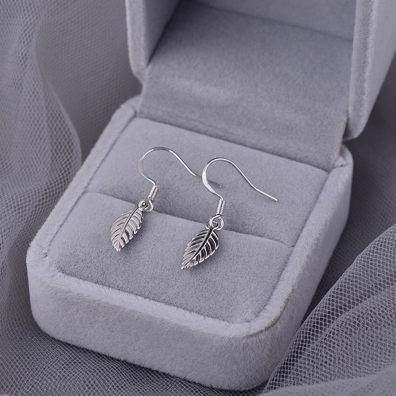 Exquisite Leaf Earrings for Women – Fresh, Sweet, Fashionable, and Individually Trendy Light-Luxury Accessories.