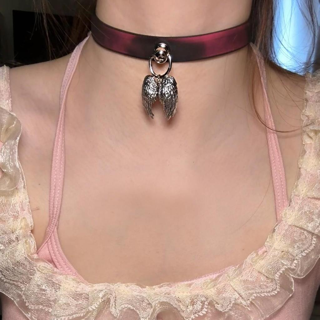 Chique Pittige Meisje Leren Bel Choker Ketting – Uniek Minderheidsontwerp