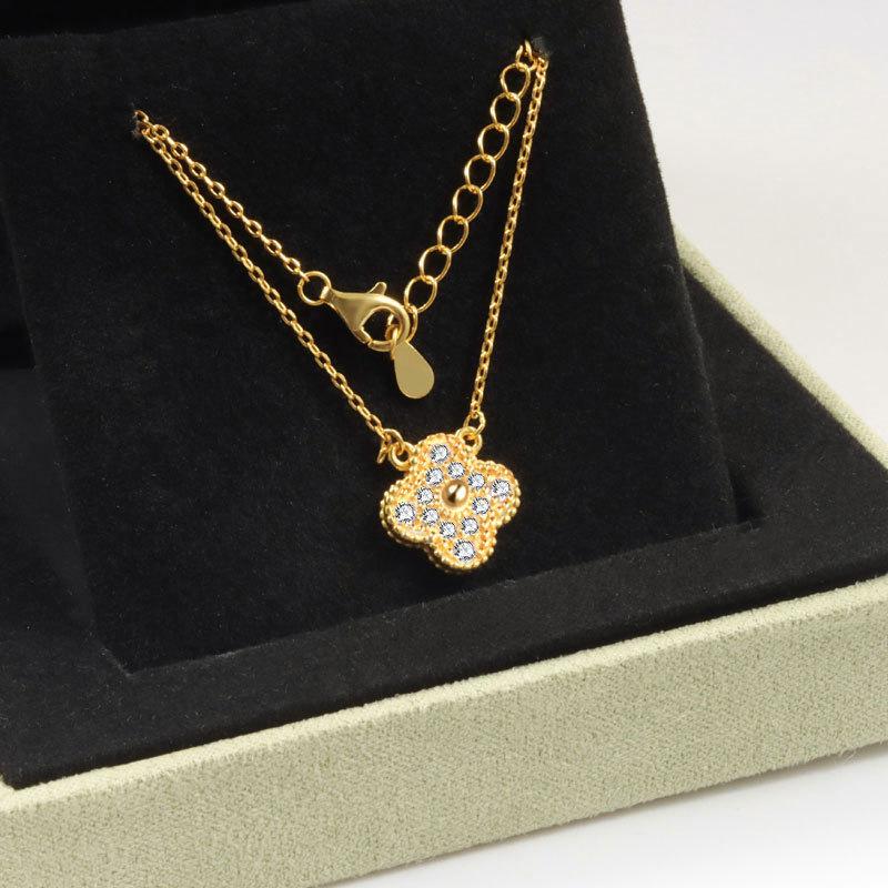 High-end Lucky Four-leaf Clover Necklace for Women 18k Agate High-end Carved Clavicle Chain