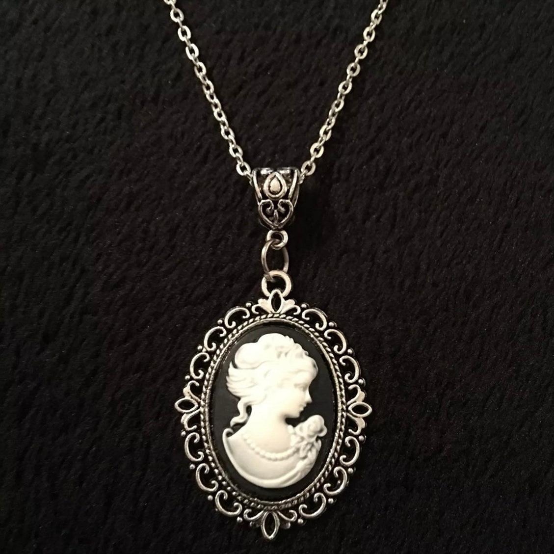

Fashion Black Retro Oval Relief Ladies Cameo Pendant Necklace 18-inch Chain for Women Gothic Charm Jewelry Accessories Gifts