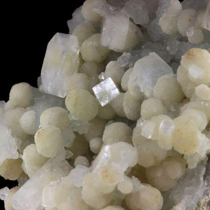Pierres et Minéraux. Okenite + Prehnite. 562.5 ct. Pune, Maharashtra, Inde.