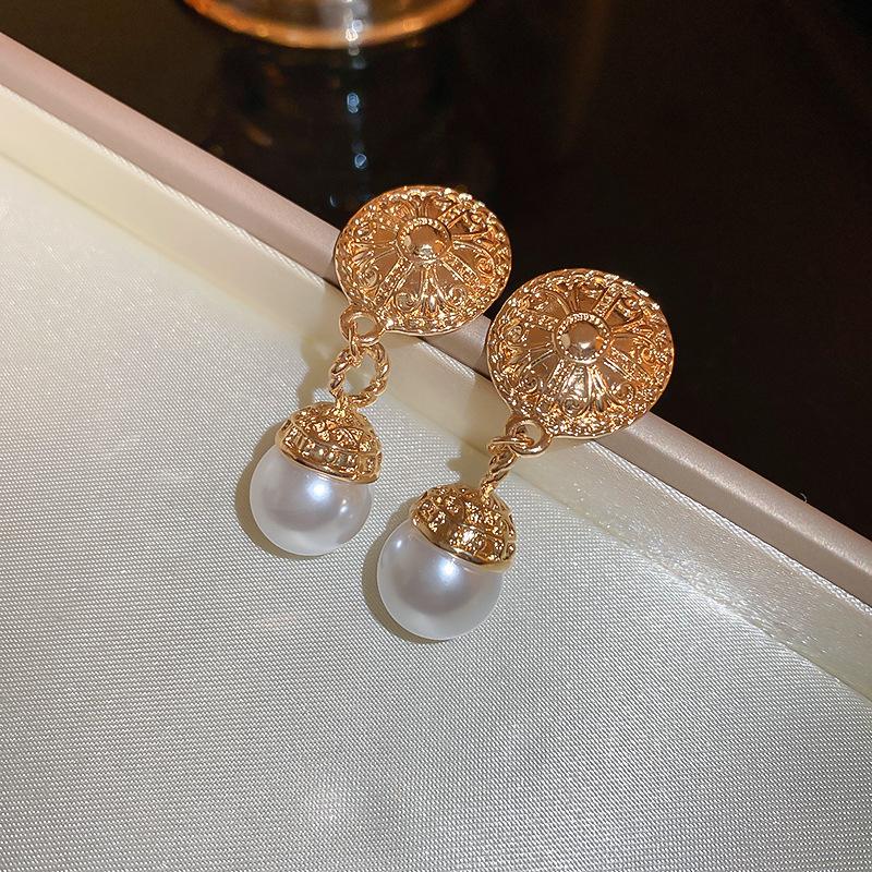 Vintage medieval exaggerated earrings women, fashionable retro high-end earrings literary light luxury temperament earrings