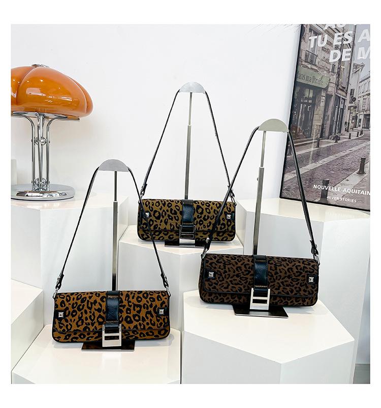 Niche leopard print underarm bag, fashionable retro high sense, commuting shoulder essential women's bag.