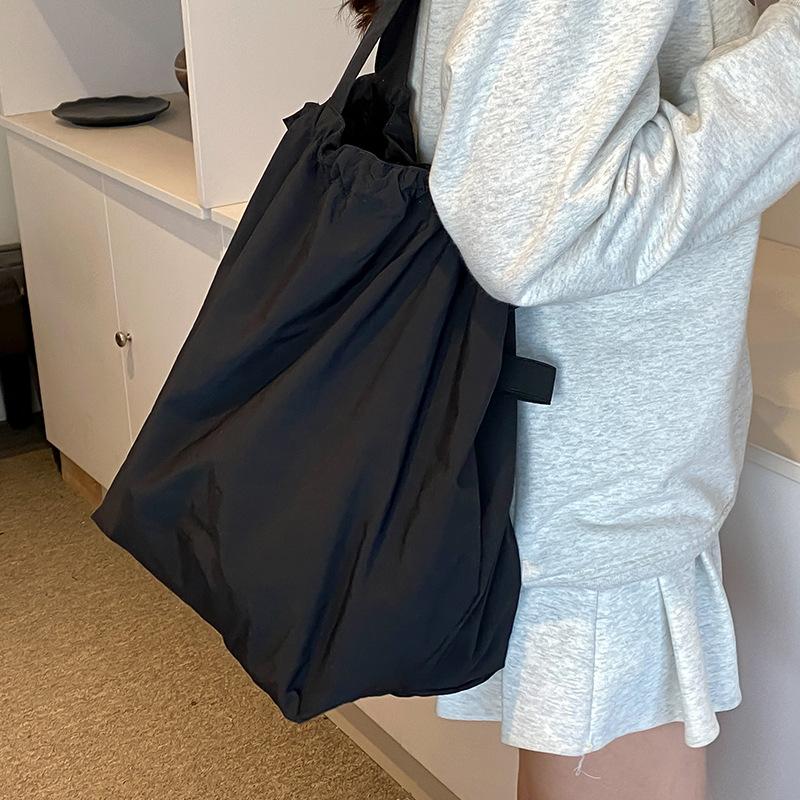 

Большая вместительная сумка для женщин 2024 года, новая модная универсальная холщовая сумка для женщин, для студентов колледжей, сумка-ведро через плечо чёрный