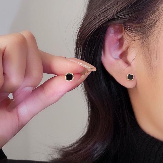 Elegant Black Square Earrings for Women - Minimalist Luxury and Style
