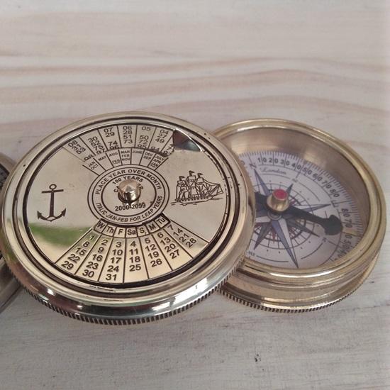 

Компас, гравюра на тему стихотворения Роберта Фроста, латунь, 5,08 см. Календари на 100 лет с компасом-якорем, в кожаном футляре