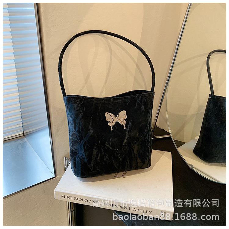 

Новая сумка женская популярная сумка-ведро 2024 года имеет большую вместимость осенью и универсальна. Популярный в этом году одноплечий чёрный