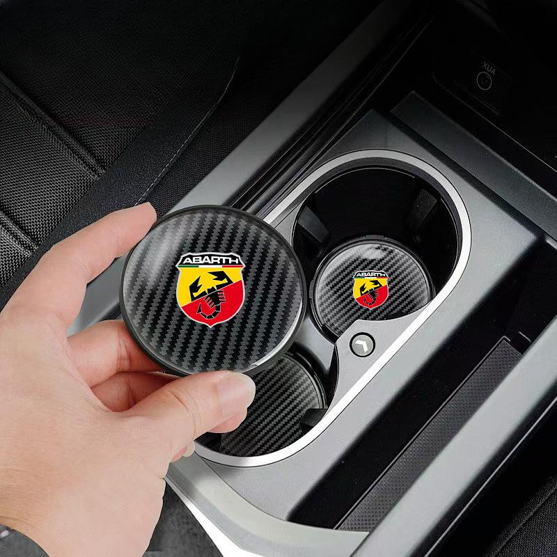 HFYJW1 2 Stück Kohlefaser Auto-Getränkeuntersetzer Anti-Rutsch-Matte Wasserbecher Getränke-Matte Für Fiat Abarth 500 500L 500X 500C Sicherheitsgurt