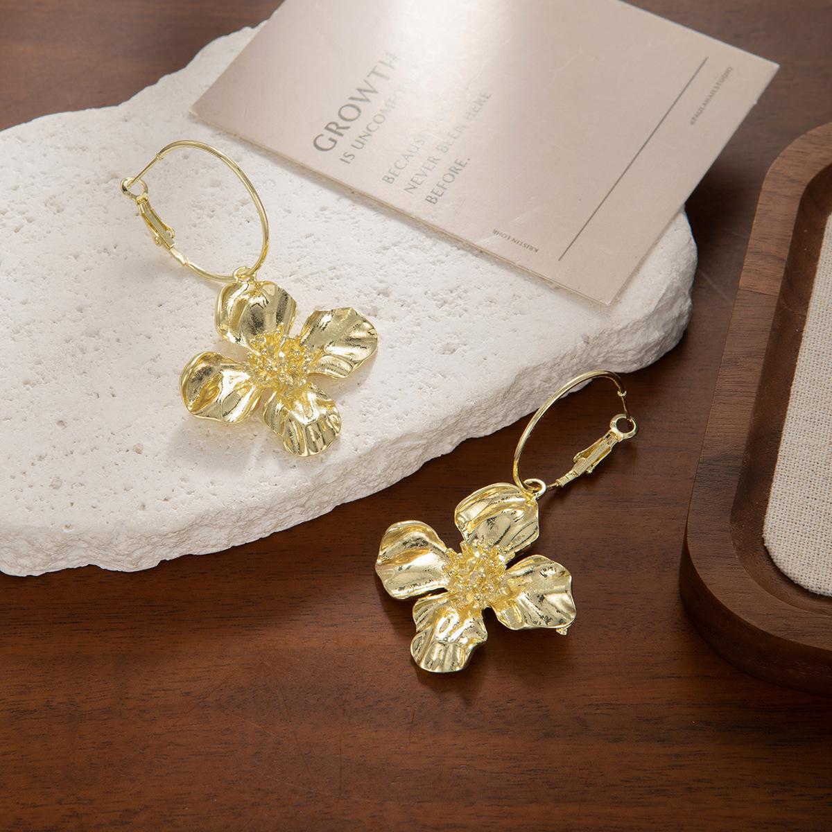 

Metal Wind Flower Earrings, High-End Light Luxury Stamen Earrings Exaggerated Retro Pleated Petal Earrings Women